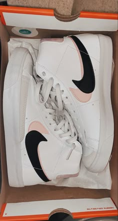 Preppy Shoes Nike Blazers, Blazers Nike Shoes, Cute Blazers Nike, Mike Blazer Mid 77 Outfit Women, Preppy Shoes Aesthetic, Blazers Nike, Nike Blazers, Cute Nike, Cute Blazers