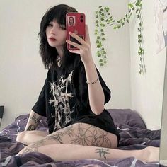 Haircut Tip, Poses Selfie, Alt Girls, Foto Poses, Emo Girls, Flower Ideas, Selfie Poses, Look Cool