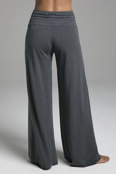 Why We Love This: Elevate bohemian style with our Cozy Boho Pant in Charcoal Heather. Enchanting, versatile, and cozy, these Boho Pants radiate a relaxed, stylish charm. Features: KiraGrace Sustainable French Terry Feels luxuriously soft and cozy Mid-rise, 32" inseam. Leg Opening: 29" Comfortable smocked waistband Made in U.S.A. of imported fabric Waist: Mid-rise (10" Rise) Inseam: 32" inseam, easily modified Leg Shape: Flowy wide leg Sizing: True to size Compression: Flowy- No compression Model Boho Yoga Pants, Singer Dr, Boho Yoga, Cozy Boho, Boho Pants, Yoga Pants Outfit, Yoga Pant, Lookbook Outfits, Dream Clothes