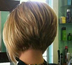 Love the back, it's the perfect height Graduated Bob Hairstyles, Bob Haircut For Round Face, Choppy Bob Hairstyles, Bob Hairstyles For Fine Hair