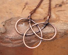 Jewelry Flowers, Bijoux Fil Aluminium, Copper Wire Jewelry, Jewelry Advice, Oxidized Copper, Diy Wire Jewelry, Ancient Jewelry