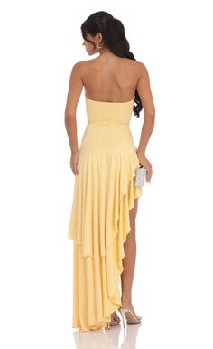 Light Yellow Prom Dress, Prom Dress Jewelry, College Formal Dresses, Yellow Flowy Dress, Guest Dresses Summer, Wedding Guest Dresses Summer, Spring Dance Dresses, Flowy Short Dress, Dresses For Dances