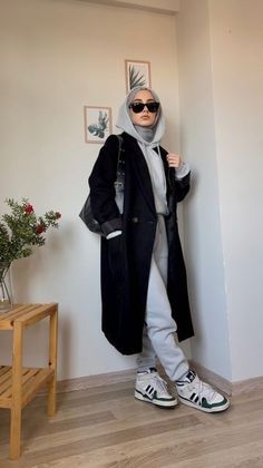 London Hijab Outfit, Hijab Fashion Inspiration Winter, Navy Blue Coat Outfit, Hijabi Fashion Winter, Hijabi Winter, Winter Modest Outfits, Hijabi Winter Outfits, Blue Coat Outfit, Hijab Inspiration