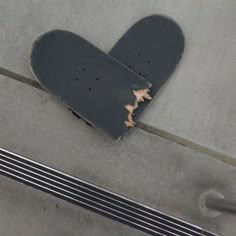 a skateboard that is laying on the ground