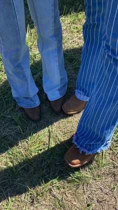 Jeans Country Outfit, Outfit Boots, Country Outfit, Tailgate Outfit, Tailgate Party, Country Outfits, Flared Jeans, Brown Boots, Western Boots