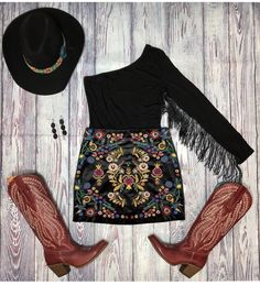 Rodeo Outfits 2023, Western Outfits Women Ideas, Trendy Cowgirl Outfits, Punk Cowgirl, Country Girl Outfits, Fringe Bodysuit