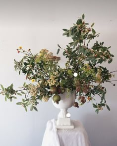 Mediterranean Floral Arrangements, Classic Floral Arrangements, Cheap Floral Arrangements, Dramatic Floral Arrangements, Ornamental Kale Arrangement, Foraged Flower Arrangements, Late Summer Florals, Earthy Wedding Florals, Diy Large Floral Arrangements