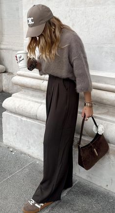 Artsy Classy Outfits, Satin Pants Outfit Winter, Scandinavian Outfits Women, Winter Outfits Jeans, Causal Chic Outfits, Winter Outfits Brown, Comfy Chic Outfits, French Chic Fashion, Winter Pants Outfit