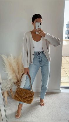 Jeans can look presentable but dont have to be super uncomfortable! Try these looks on your next day out! Outfits Curvy, Denim On Denim, Transition Outfits, Bohol, Mode Casual, Outfit Trends, Casual Work Outfits, Mode Inspo, Outfits Women