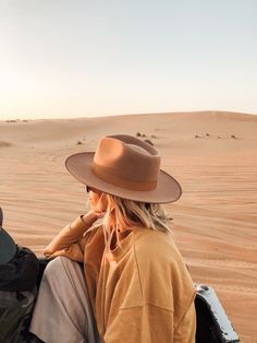 Mode Hippie, No Bad Days, Boho Hat, Beige Outfit, Easy Style, Dubai Travel, Instagram Look, Outfits With Hats, In The Desert