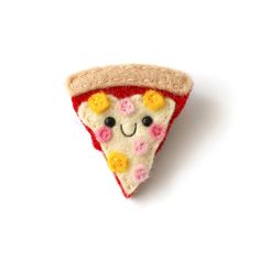 kawaii pizza brooches by hannahdoodle Diy Felt Brooch, Felt Pins Diy, Felted Pins Brooches, Kawaii Sewing, Character Ornaments, Brooch Felt, Felted Crafts