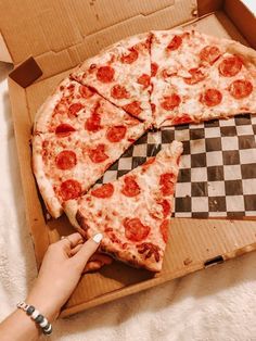 Greek Pizza, Pizza Aesthetic, Think Food, Food Goals, A Pizza, Pretty Food, Food Cravings, I Love Food, Cute Food