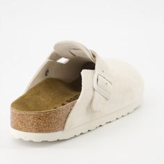 Mules Boston Birkenstock pour femme. Birkenstocks Clogs, Boston Birks, Boston Birkenstock, White Birkenstocks, Preppy Shoes, Birkenstock Women, Fits Clothes, Suede Mules, Shoe Inspo