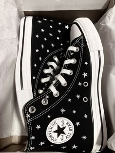 High Top Shoes Outfit, Zapatillas All Star, Cute Converse Shoes, Converse Aesthetic, Cute Converse, Embroidered Converse, Dr Shoes, Converse Star, Preppy Shoes