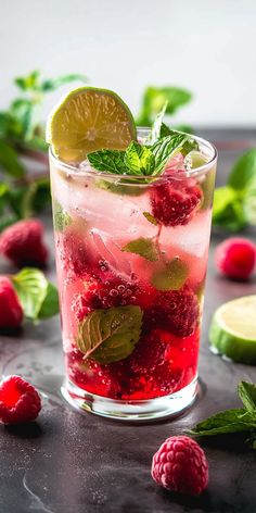 Raspberry Mojito [10 Minutes] – Chasety Cute Drinks Aesthetic, Mojito Aesthetic, Raspberry Mojito Recipe, Simple Syrup Drinks, Girly Cocktails, Lemonade Flavors, Mojito Recipes, Drink Image