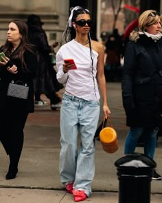 Heels With Pants Outfit, Baggy Jeans Pointy Heels, Baggy Distressed Jeans Outfit, Bows On Jeans, Baggy Jeans And Heels Outfit, Big Jeans Outfit, Oversized Jeans Outfit, Baggy Jeans Outfit Aesthetic, Baggy Jeans Street Style