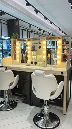 Coiffeuse Makeup SEPHORA Barcelone Make Up Bar, Spa Bar, Head Spa, Space Makeup, Makeup Sephora, Hair Dresser, Royal Palace, Makeup Art, Sephora