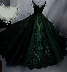 Recess Puffs, Quinceanera Green, Slytherin Dresses, Fantasy Vibes, Gaun Abad Pertengahan, Green Quince, Gala Ideas, Prom Inspo, Quinceanera Ideas