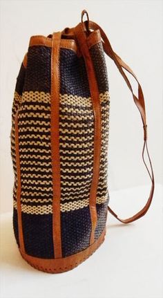 bag Grass Weaving, Gorgeous Handbags, Weaving Ideas, Boho Bags, Canvas Bags, Leather Work, Bag Bag, Shopping Bags