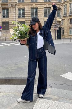 Contrast Detail Dark Blue Denim Blue | na-kd.com Blue Denim Jacket Outfit, Dark Blue Jeans Outfit, Vestiti In Jeans, Jacket Outfit Women, Blue Jean Outfits, Denim Jacket Outfit, Outfit Jeans, Double Denim, Looks Street Style