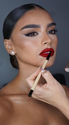 Red Lipstick Makeup Looks, Classy Makeup, Red Lipstick Makeup, Red Lip Makeup, Brown Skin Makeup, Makijaż Smokey Eye, Elegant Makeup, Red Lip