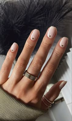 Short Dot Nails, Modern Nails Short, Short Nail Designs Neutral Classy, Simple Rounded Nails, Dot On Nails, Minimalist Nail Art Square, Natural Biab Nails, Short Chic Nails, Old Money Nails Short