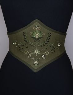 "The Elven Garden" Do you like corsets but also like feeling comfortable in your clothes? This belt is made for you! This is an embroidered elastic waist cincher, made of quality linen. Steel bones on the front of the belt provide support and give the illusion that it is a real corset. The sturdy elastic that makes up the back of this accessory provides greater sheathing than a classic belt and will adapt perfectly to your size. The embroidered pattern was created in our workshop for this unique Corset Embroidery, Druid Wedding, Wizard Design, Linen Corset, Historical Aesthetic, Vintage Feminine, Costume Inspirations