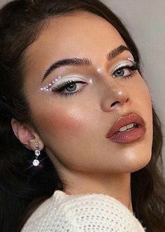 Crystal Make Up Look, Make Up Ideas Euphoria, Euphoria Make Up Ideas, Rhinestone Make Up Looks, Pearl Makeup Looks Euphoria, Make Up Inspo Euphoria, Euphoria Makeup Inspiration, Make Up Con Strass, Make Up With Strass Glitter