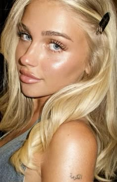 Maquillaje Glowy, Blonde Hair And Blue Eyes, Blonde Hair Inspiration, Long Blonde, School Looks, Prom Makeup, Summer Makeup