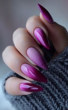 Unique Ombre Nails, Dark Purple Chrome Nails Almond, Almond Nails Magenta, Nails Degrade Colores, Dark Purple Chrome Nails Designs, Pretty Stiletto Nails, Pink And Purple Ombre Nails, Fuscia Nails Chrome, Pointy Purple Nails