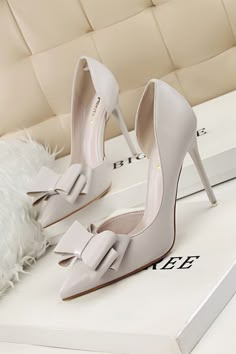 Complete your prom night look with the perfect prom shoes, this pair of shoes are suitable for wedding party, cocktail, prom and any other formal occasions. Hak Tinggi, Bow High Heels, Basic Heels, Wedding Shoes Bride, Grey Heels, Party Heels, Korean Fashion Women, Classic Pumps, High Heels Stilettos