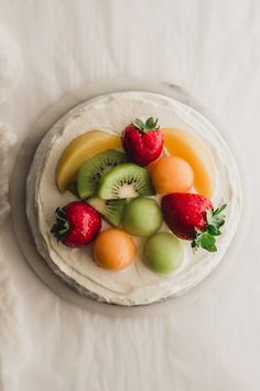 Overhead view of Chinese mixed fruit birthday cake. Chinese Birthday Cake, Mixed Fruit Cake, Fruit And Whipped Cream, Berry Chantilly Cake, Fruit Birthday Cake, Sponge Cake Filling, Swiss Roll Cake, Fruit Birthday