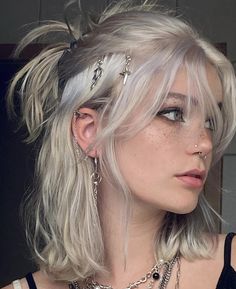 Hair Refrence Girl, Silver Hair Girl Aesthetic, Hot People Instagram Ideas, Queer Hairstyles Long, Half Up Half Down Wolf Cut, Silver Blonde Hair Short, Wolf Cut Hair Girl, Cute Girls With Blonde Hair, Septum Piercing Aesthetic Grunge