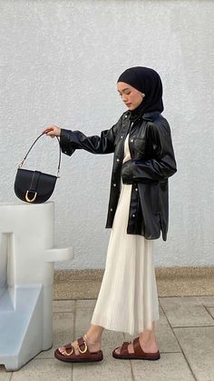 Ootd Leather Jacket Hijab, Leather Jacket Outfit Hijab, Dress Hijab Outfit, Tunik Modern, Korean Style Outfit, New Hijab, Outfit Hijab Casual, Leather Jacket Outfit, Hijab Simple