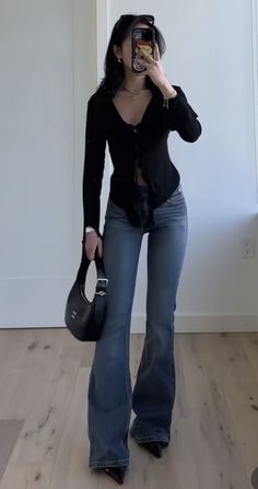 High Heel With Jeans Outfit, Cute Outfits With Basic Clothes, Styles With Flare Jeans, Flared Bottoms Outfit, Fits With Bootcut Jeans, Flared Jeans With Heels, Early 20s Fashion, Aesthetic Bootcut Jeans Outfit, Kitten Heel Jeans Outfit