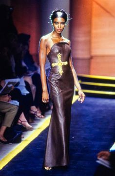 naomi campbell for atelier versace fall 1997 couture Runway Outfits, Couture Accessories, Fashion Couture