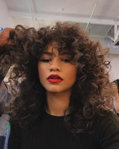 Die Locken in Form bringen? Das garantiert die neue Curly-Girl-Method. Wie diese funktioniert? Jetzt auf ELLE.de! Zendaya Style, Curly Bangs, Zendaya Coleman, Red Lipstick, Long Curly Hair, Curly Girl, Long Curly, Marie Claire, Hairstyles With Bangs