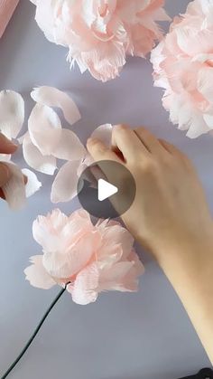 How To Make Petals With Paper, Crepes Paper Flowers, Silk Paper Flower, Silk Flowers Tutorial, Crepe Paper Peonies, Diy Peony, Bride Basket, Corn Husk Flowers, Paper Peonies Tutorial