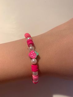 Cute Strawberry bracelet!! Perfect for summertime! How To Make A Strawberry Bracelet, Bracelet Patterns Strawberry, Strawberry Bead Bracelet, Fruit Bracelet Strawberry Clay Beads, Beads Strawberry, Cute Strawberry, Favorite Jewelry, Jewelry Bracelets, Bracelet