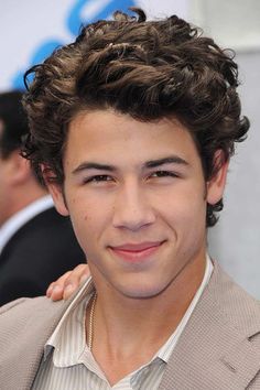 Nick Jonas Curly Hair, Styling Mens Curly Hair, Cute Haircuts For Guys, Curly Guy Hairstyles, Curly Hairstyles Guys, Mens Curly Haircut, Nick Jonas Haircut, Guys With Curly Hair, Cute Guy Haircuts