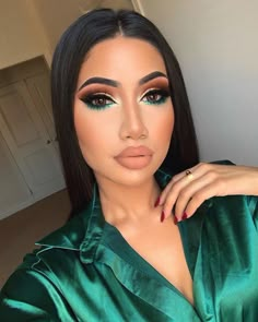 Make Up For Emerald Green Gown, Makeup Looks Neutral Colors, Green Eyes Shadow Makeup, Make Up For Hunter Green Dress, Eyeshadow Inspiration Brown Eyes, Makeup By Alina, Green Eye Makeup For Blue Eyes, Makeup Ideas For Dark Green Dress, Brides Hairstyles For Long Hair