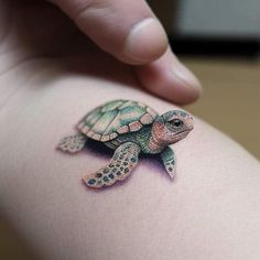 Sea Turtle Tattoos, Turtle Tattoo Ideas, Hawaiian Turtle Tattoos, Small Turtle Tattoo, 3d Turtle, Tattoo Perna, Tatoo 3d, Turtle Tattoos, Origami Book