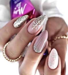 Simple Christmas Nails Winter Almond, Christmas Nails Simple Classy Almond, Almond Shaped Christmas Nail Designs, Christmas Nails 2023 Almond, Christmas Nails Oval Shape, Nails December 2022, Noel Nail Art, Nails Christmas 2022, Nails Glitter Christmas