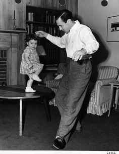 Gene Kelly with daughter, Kerry circa 1944. Gene Kelly Dancing, Chanel Quotes, Body References, Evelyn Hugo, Dance Forever, Anthony Perkins, Robert Doisneau, Cool Picks, Hollywood Men