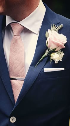 a man in a suit and tie with a flower on his lapel, text reads bodas y weddings 30 traves de noyo modernos, classicos e incelebles