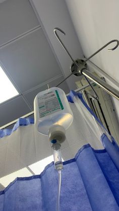 an iv device is hooked up to the ceiling