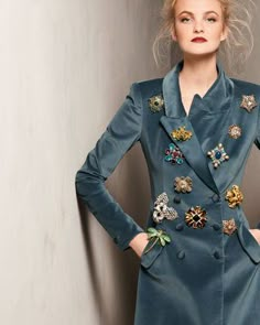 HOW TO WEAR A BROOCH IN DIFFERENT AND MODERN WAYS Elegante Casual, Velvet Fashion, Fashion Mode, Look Chic, Look Fashion, Brooches