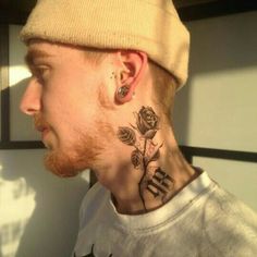 Ruivo Neak Tattoo Boy, Flower On Neck Tattoo, Side Neck Tattoo For Guys Ideas, Man Neck Tattoo, Neck Tattoo Flower, Side Neck Tattoo Ideas, Neck Tattoos For Men, Flower Neck Tattoo