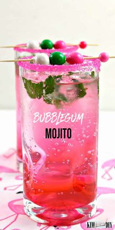 bubblegum mojito rum alcohol in tall cocktail glass with mint leaves, ice & mini bubblegum pieces on top Bubblegum Drink Recipe, Sweet 16 Mocktail, Rum Haven Drink Recipes, Easy Drink Ideas Alcohol, Fun Bar Drinks, Drinks Alcohol Recipes Rum, Mixed Drinks Alcoholic Easy, Rumple Minze Drinks Recipe, Alcoholic Cocktails Recipes