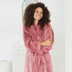 Discover the comfort of our Extra-Fluffy™ fabric with our warm and cozy Extra-Fluffy™ Robe. This robe is perfect for throwing on during your morning coffee, movie nights, and everything in between. There isn't a moment that you won't want to be wrapped up in it; its warm yet breathable properties make this perfect for year-round use! Discover for yourself why our Fluffy fabric is one of Berkshire's most loved fabrics. All-season warmth Available in S, M, L, and XL 100% Polyester Oeko-Tex Standar